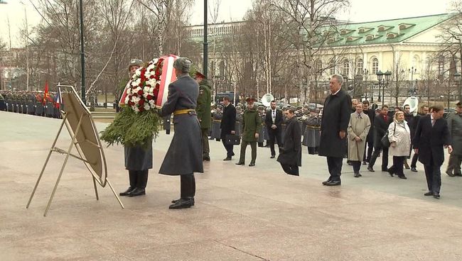 Хайнц Фишер под звуки оркестра возложил венок к могиле Неизвестного солдата Хайнц Фишер под звуки оркестра возложил венок к могиле Неизвестного солдата
