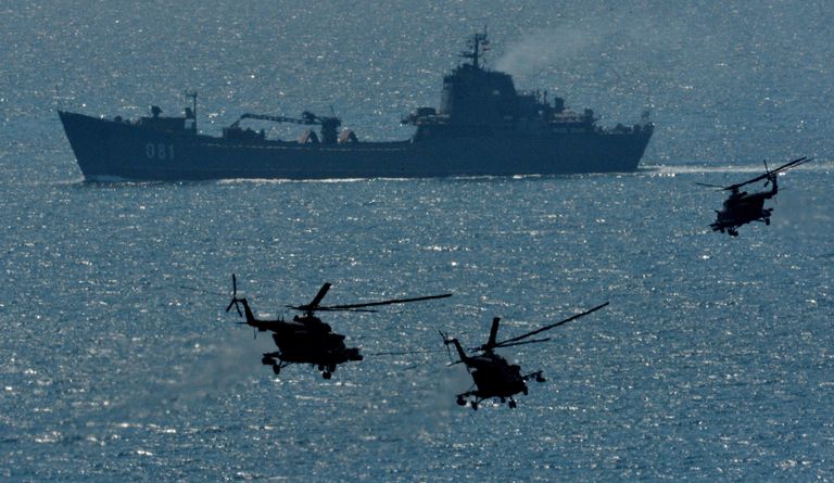 Большой десантный корабль Николай Вилков под прикрытием вертолетов Ми-8АМТШ во время двухсторонних учений на полигоне Клерк в Приморском крае Большой десантный корабль Николай Вилков под прикрытием вертолетов Ми-8АМТШ во время двухсторонних учений на полигоне Клерк в Приморском крае