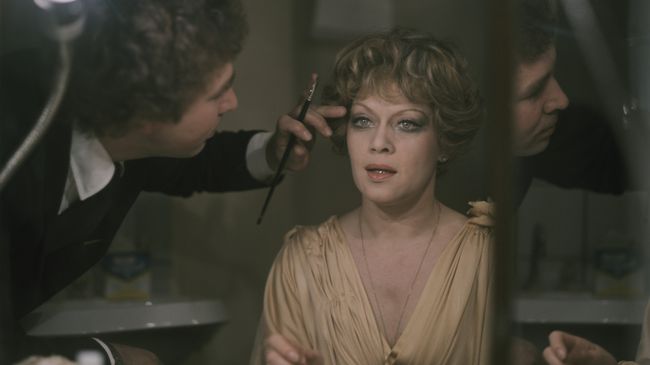 Художник-модельер Вячеслав Зайцев и актриса Алиса Фрейндлих в гримерной перед спектаклем Вишневый сад. Московский театр Современник