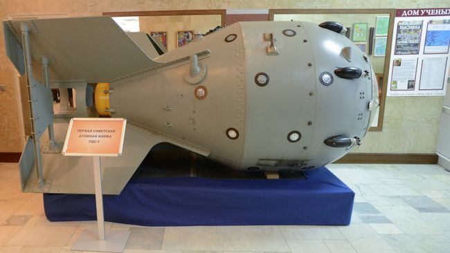 Первая советская атомная бомба РДС-1 в музее Российского федерального ядерного центра – Всероссийского научно-исследовательского института экспериментальной физики (РФЯЦ-ВНИИЭФ) в Сарове. Архив Первая советская атомная бомба РДС-1 в музее Российского федерального ядерного центра – Всероссийского научно-исследовательского института экспериментальной физики (РФЯЦ-ВНИИЭФ) в Сарове. Архив