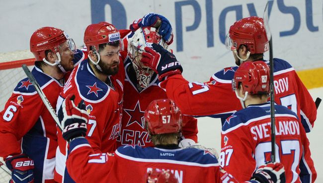 Игроки ЦСКА радуются победе в финальном матче плей-офф Кубка Гагарина Континентальной хоккейной лиги между ПХК ЦСКА (Москва) и ХК Металлург (Магнитогорск).