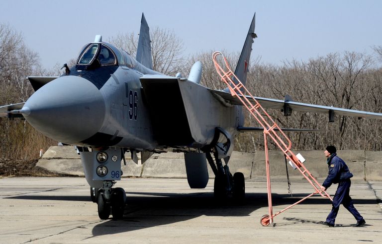 Истребитель МиГ-31БМ после полета на втором отборочном этапе окружного конкурса Авиадартс-2016 на аэродроме Центральная Угловая под Владивостоком Истребитель МиГ-31БМ после полета на втором отборочном этапе окружного конкурса Авиадартс-2016 на аэродроме Центральная Угловая под Владивостоком