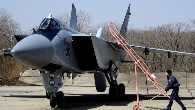 Истребитель МиГ-31БМ после полета на втором отборочном этапе окружного конкурса Авиадартс-2016 на аэродроме Центральная Угловая под Владивостоком