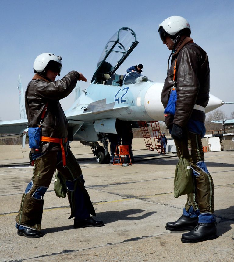 Военные летчики после полета на истребителе Су-30М2 на втором отборочном этапе окружного конкурса Авиадартс-2016 на аэродроме Центральная Угловая под Владивостоком Военные летчики после полета на истребителе Су-30М2 на втором отборочном этапе окружного конкурса Авиадартс-2016 на аэродроме Центральная Угловая под Владивостоком