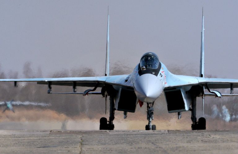 Истребитель Су-35С после полета на втором отборочном этапе окружного конкурса Авиадартс-2016 на аэродроме Центральная Угловая под Владивостоком Истребитель Су-35С после полета на втором отборочном этапе окружного конкурса Авиадартс-2016 на аэродроме Центральная Угловая под Владивостоком