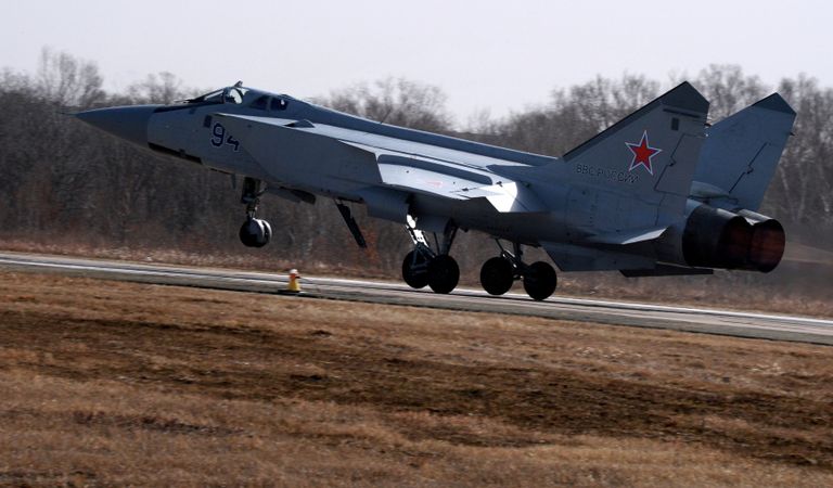 Истребитель МиГ-31БМ во время взлета на втором отборочном этапе окружного конкурса Авиадартс-2016 на аэродроме Центральная Угловая под Владивостоком Истребитель МиГ-31БМ во время взлета на втором отборочном этапе окружного конкурса Авиадартс-2016 на аэродроме Центральная Угловая под Владивостоком