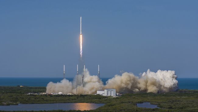 Старт ракеты SpaceX Falcon 9 на мысе Канаверал 8 апреля 2016 года