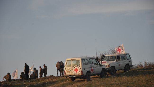 Красный крест на линии разграничения в Нагорном Карабахе, где ведется поиск тел погибших в столкновениях. Архивное фото Красный крест на линии разграничения в Нагорном Карабахе, где ведется поиск тел погибших в столкновениях. Архивное фото