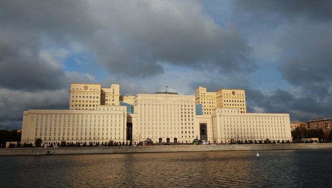 Здание министерства обороны РФ на Фрунзенской набережной в Москве. Архивное фото Здание министерства обороны РФ на Фрунзенской набережной в Москве. Архивное фото