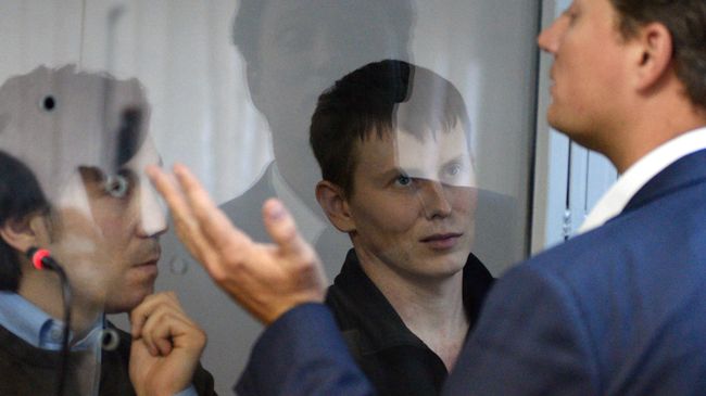 Граждане России Евгений Ерофеев и Александр Александров, задержанные на Украине в мае 2015 года, и новый адвокат А. Александрова Валентин Рыбин (слева направо) на заседании Голосеевского районного суда Киева. Архивное фото Граждане России Евгений Ерофеев и Александр Александров, задержанные на Украине в мае 2015 года, и новый адвокат А. Александрова Валентин Рыбин (слева направо) на заседании Голосеевского районного суда Киева. Архивное фото