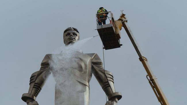 Мойка памятника Юрию Гагарину на Ленинском проспекте