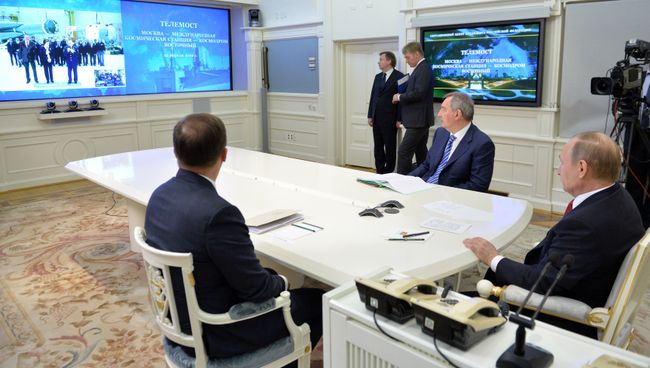 Президент РФ В. Путин провел телемост с МКС и космодромом Восточный Президент РФ В. Путин провел телемост с МКС и космодромом Восточный