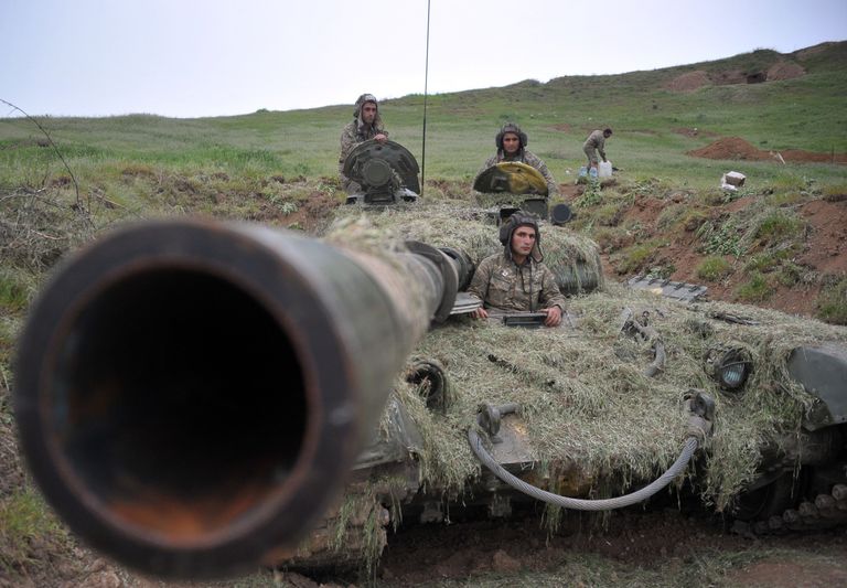 Военнослужащие армии обороны Нагорного Карабаха на первой линии обороны