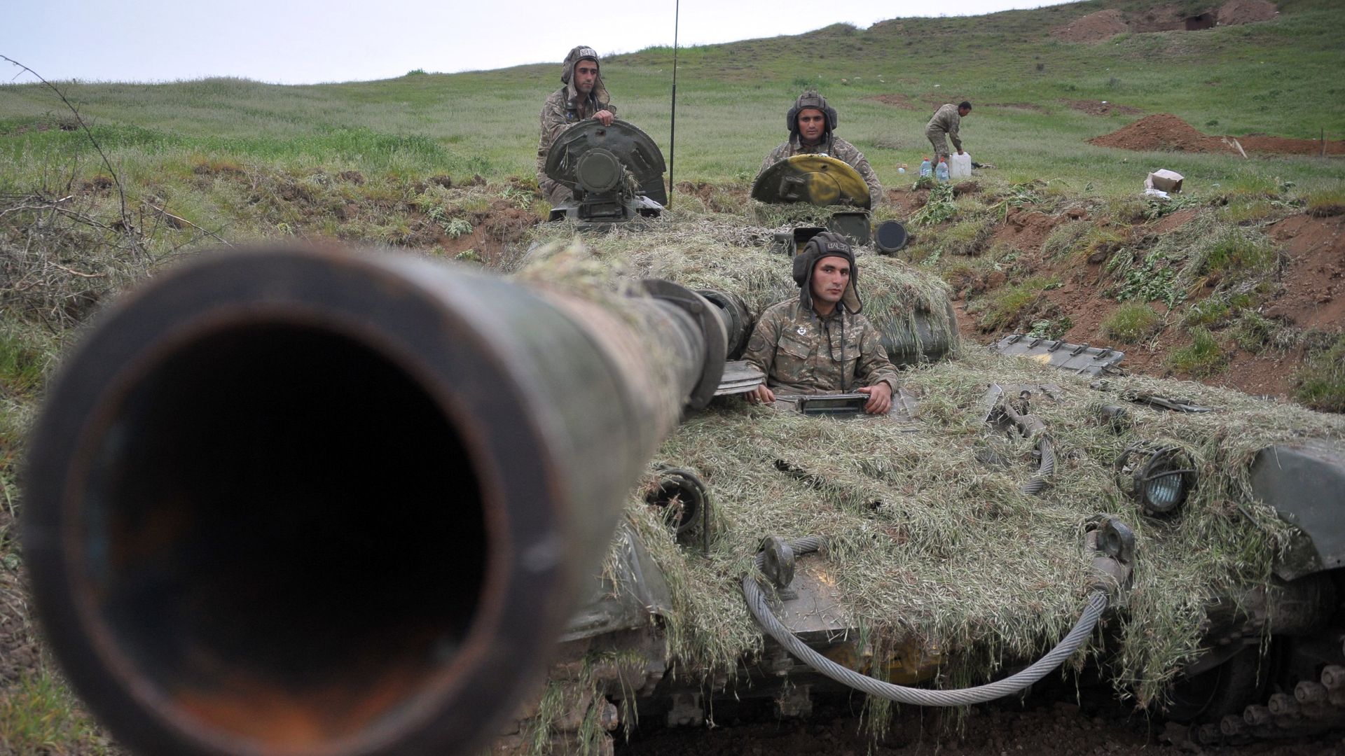 Военнослужащие армии обороны Нагорного Карабаха на первой линии обороны Военнослужащие армии обороны Нагорного Карабаха на первой линии обороны - РИА Новости, 1920, 06.10.2020
