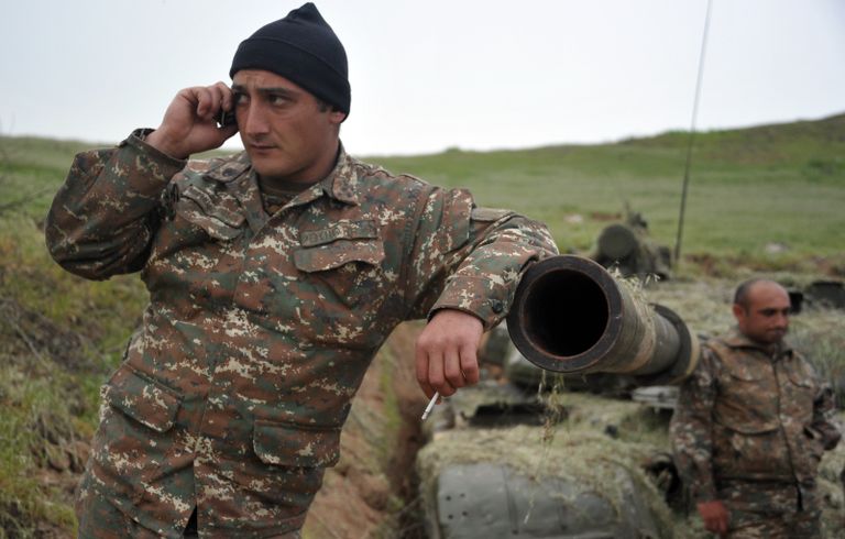 Военнослужащий армии обороны Нагорного Карабаха на первой линии обороны Военнослужащий армии обороны Нагорного Карабаха на первой линии обороны