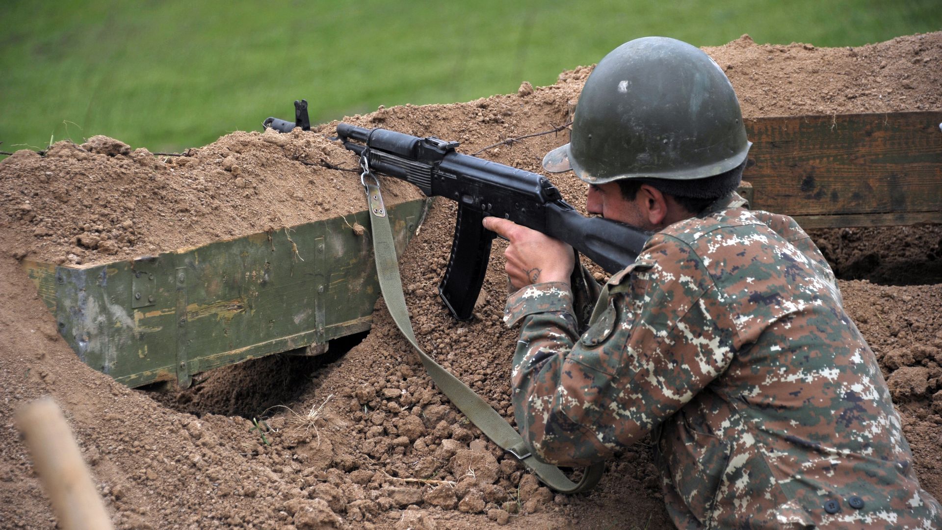 Военнослужащий армии обороны Нагорного Карабаха на первой линии обороны Военнослужащий армии обороны Нагорного Карабаха на первой линии обороны - РИА Новости, 1920, 05.10.2020