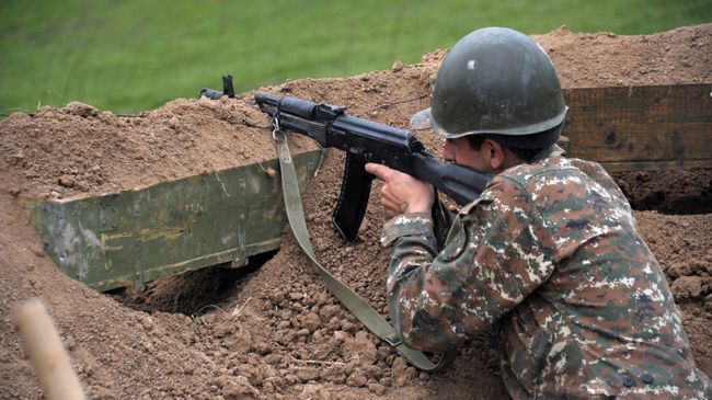 Военнослужащий армии обороны Нагорного Карабаха на первой линии обороны. Архивное фото Военнослужащий армии обороны Нагорного Карабаха на первой линии обороны. Архивное фото