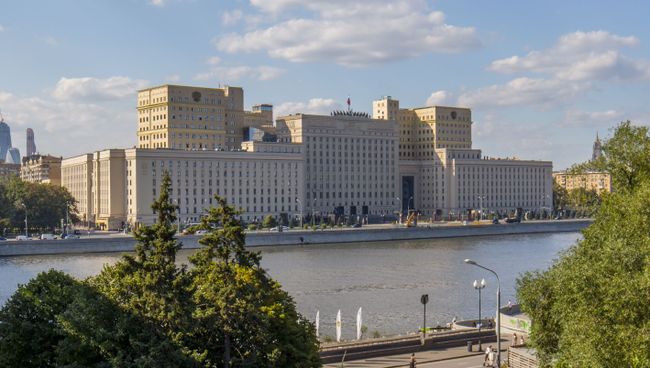 Здание министерства обороны РФ на Фрунзенской набережной в Москве