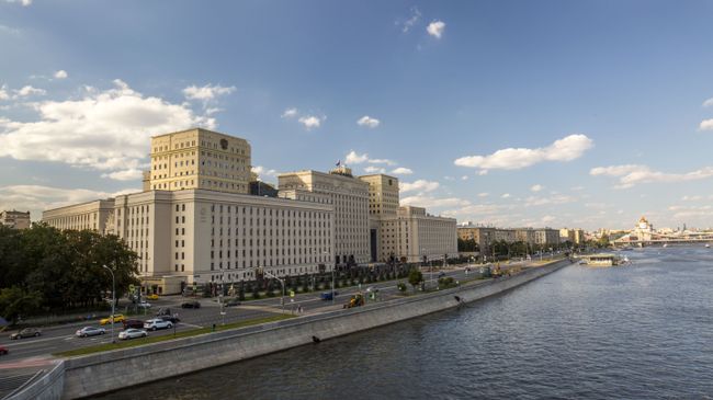 Здание министерства обороны РФ на Фрунзенской набережной в Москве Здание министерства обороны РФ на Фрунзенской набережной в Москве