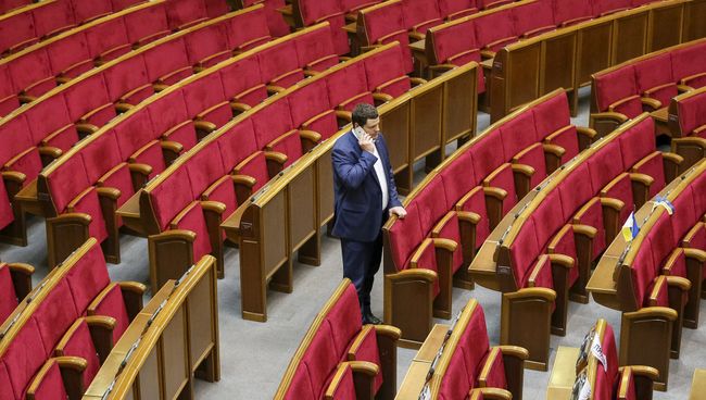 Депутат говорит по телефону перед началом заседания парламента в Киеве, Украина. Апрель 2016 Депутат говорит по телефону перед началом заседания парламента в Киеве, Украина. Апрель 2016