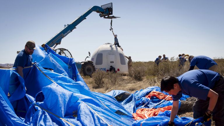 Члены команды Blue Origin возле капсулы экипажа после успешного полета и мягкой посадки в Западном Техасе. 2 апреля 2016 Члены команды Blue Origin возле капсулы экипажа после успешного полета и мягкой посадки в Западном Техасе. 2 апреля 2016