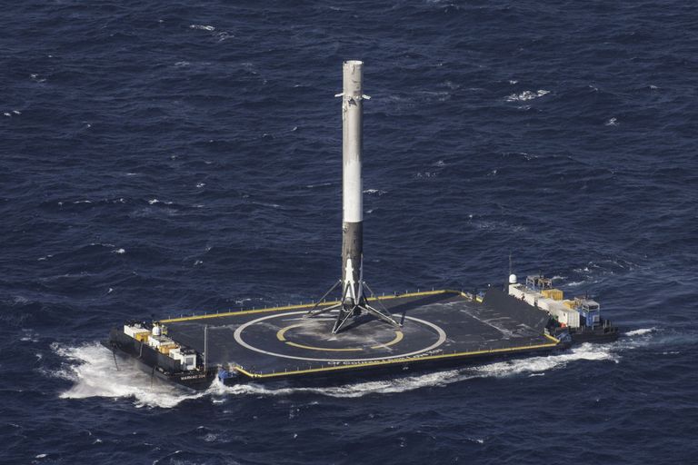 Ракета-носитель Falcon 9 на платформе в Атлантическом океане