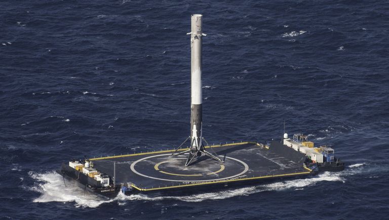 Ракета-носитель Falcon 9 на платформе в Атлантическом океане Ракета-носитель Falcon 9 на платформе в Атлантическом океане