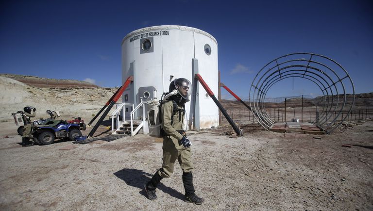 Командир экипажа 153 Bastien Mathurin на научно-иследовательской станции Mars Desert Research Station в штате Юта. 18 апреля 2015 год Командир экипажа 153 Bastien Mathurin на научно-иследовательской станции Mars Desert Research Station в штате Юта. 18 апреля 2015 год