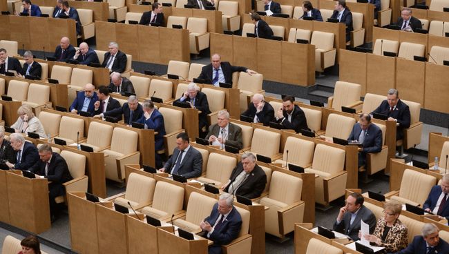 Депутаты Государственной Думы РФ на пленарном заседании Государственной Думы РФ. Архивное фото Депутаты Государственной Думы РФ на пленарном заседании Государственной Думы РФ. Архивное фото