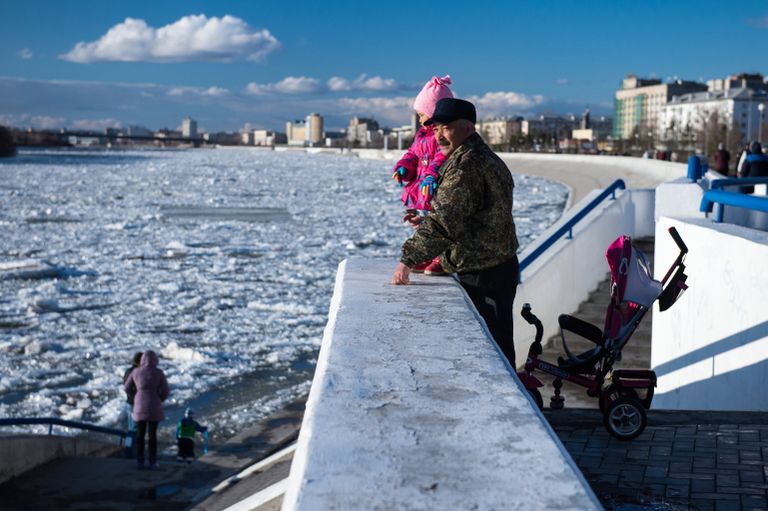 Прохожие на набережной во время ледохода на реке Иртыш в Омске Прохожие на набережной во время ледохода на реке Иртыш в Омске