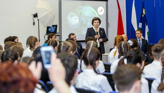 Встреча Валентины Терешковой и Алексея Леонова со школьниками и студентами в Благовещенске Встреча Валентины Терешковой и Алексея Леонова со школьниками и студентами в Благовещенске