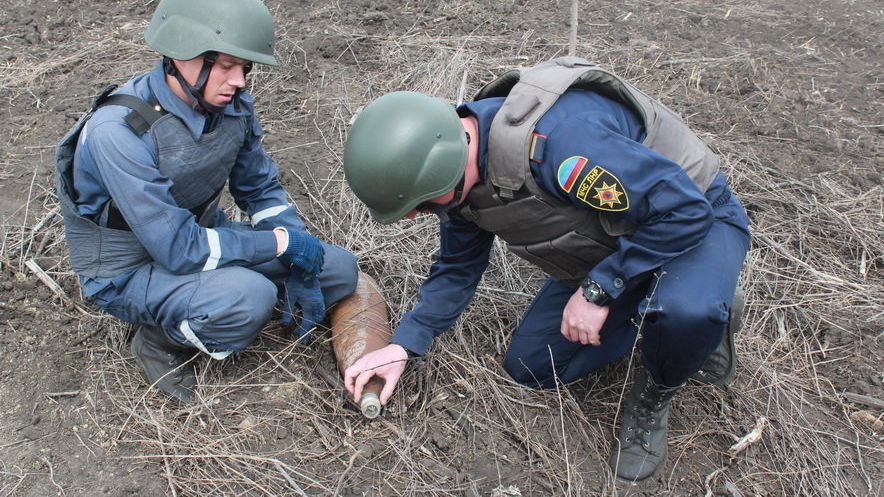 Саперы нашли в поле боевую часть снаряда РСЗО Ураган Саперы нашли в поле боевую часть снаряда РСЗО Ураган - РИА Новости, 1920, 12.07.2022