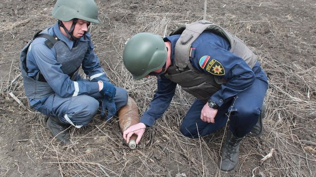 Саперы нашли в поле боевую часть снаряда РСЗО Ураган