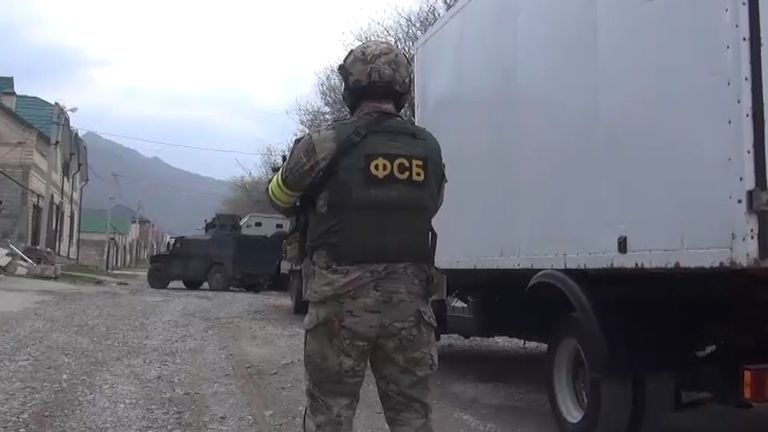 Силовики блокировали дом с боевиками под Махачкалой. Кадры спецоперации Силовики блокировали дом с боевиками под Махачкалой. Кадры спецоперации