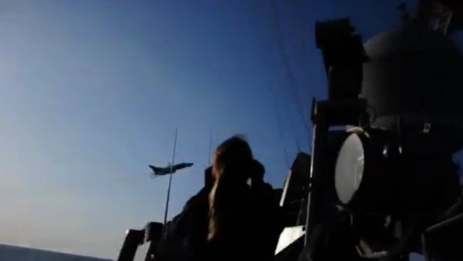 ВМС США опубликовали видео пролета Су-24 над эсминцем USS Donald Cook ВМС США опубликовали видео пролета Су-24 над эсминцем USS Donald Cook
