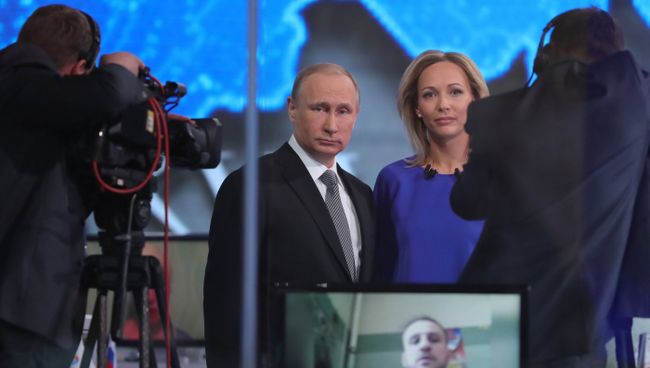 Президент России Владимир Путин отвечает на вопросы россиян в основной студии московского Гостиного двора во время ежегодной специальной программы Прямая линия с Владимиром Путиным