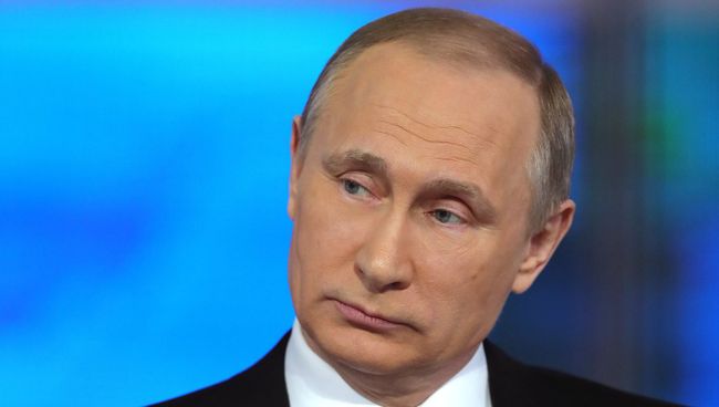 Президент России Владимир Путин отвечает на вопросы россиян в студии Гостиного двора во время ежегодной специальной программы Прямая линия с Владимиром Путиным