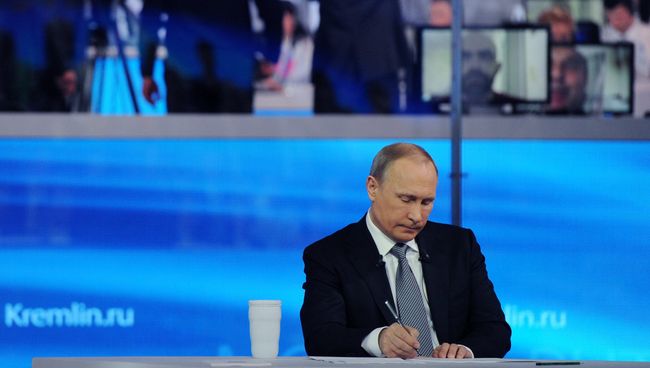 Президент России Владимир Путин отвечает на вопросы россиян в студии Гостиного двора во время ежегодной специальной программы Прямая линия с Владимиром Путиным Президент России Владимир Путин отвечает на вопросы россиян в студии Гостиного двора во время ежегодной специальной программы Прямая линия с Владимиром Путиным
