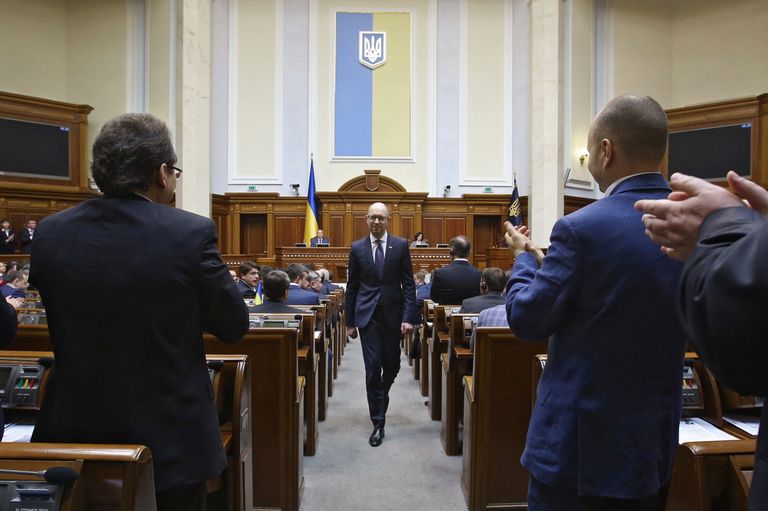 Бывший премьер-министр Украины Арсений Яценюк (в центре) на заседании Верховной рады Украины в Киеве. 14 апреля 2016 года 