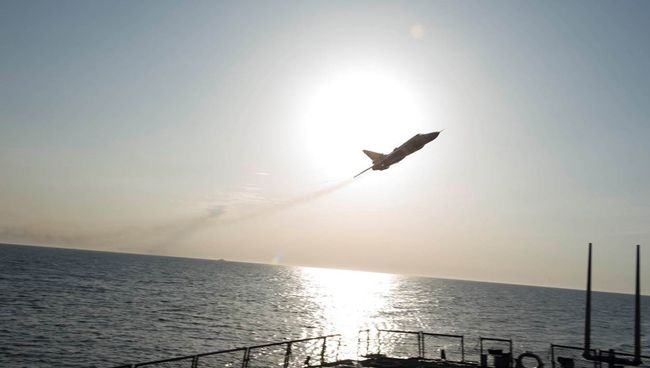 Су-24 пролетает рядом эсминцем USS Donald Cook. Архивное фото Су-24 пролетает рядом эсминцем USS Donald Cook. Архивное фото