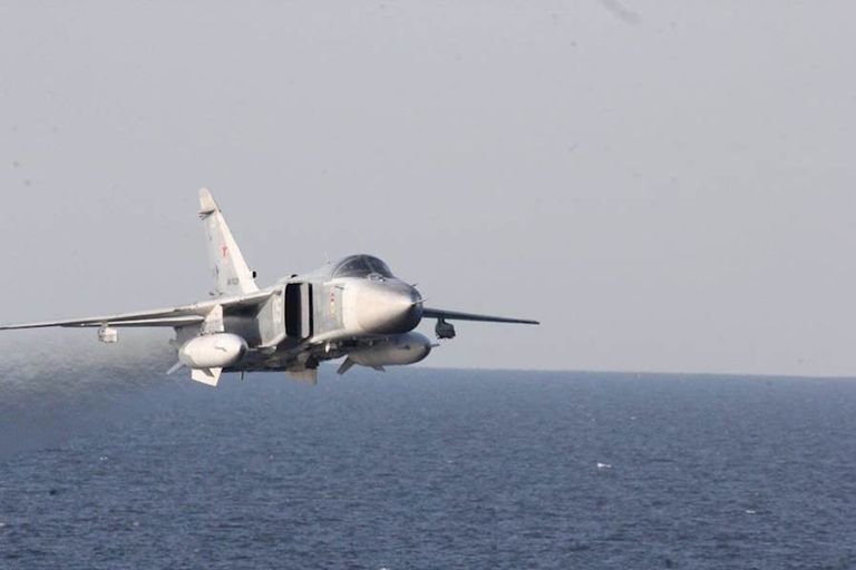 Су-24 пролетает рядом эсминцем USS Donald Cook в Балтийском море