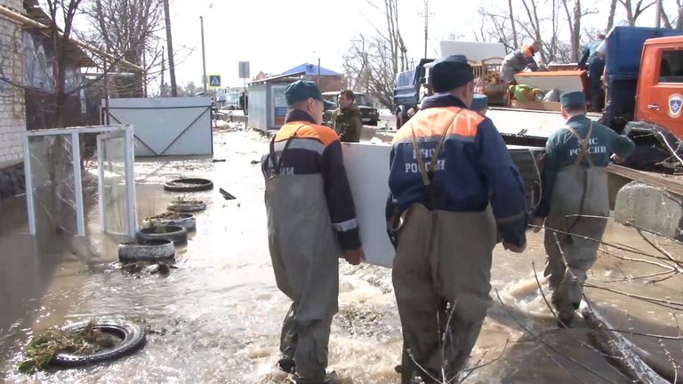 Работа спасателей МЧС в подтопленном из-за паводка Ишиме Тюменской области