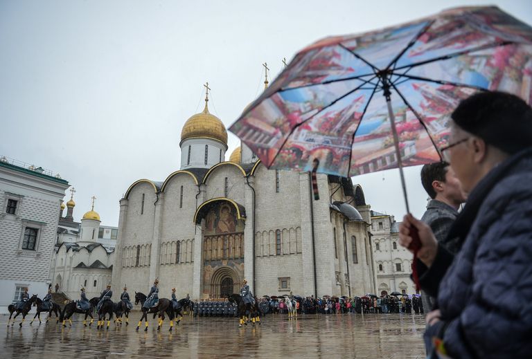 Зрители наблюдают за церемонией развода пеших и конных караулов на Соборной площади Московского Кремля Зрители наблюдают за церемонией развода пеших и конных караулов на Соборной площади Московского Кремля