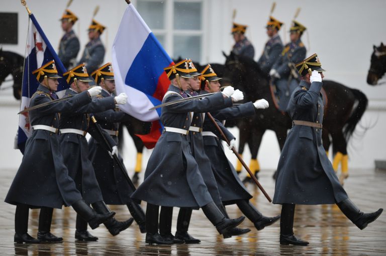 Военнослужащие Президентского полка во время церемонии развода пеших и конных караулов на Соборной площади Московского Кремля Военнослужащие Президентского полка во время церемонии развода пеших и конных караулов на Соборной площади Московского Кремля
