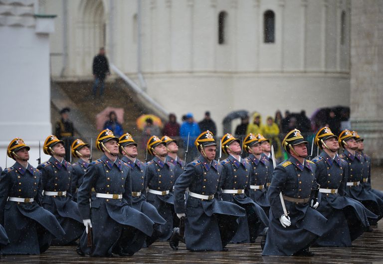 Военнослужащие Президентского полка во время церемонии развода пеших и конных караулов на Соборной площади Московского Кремля Военнослужащие Президентского полка во время церемонии развода пеших и конных караулов на Соборной площади Московского Кремля