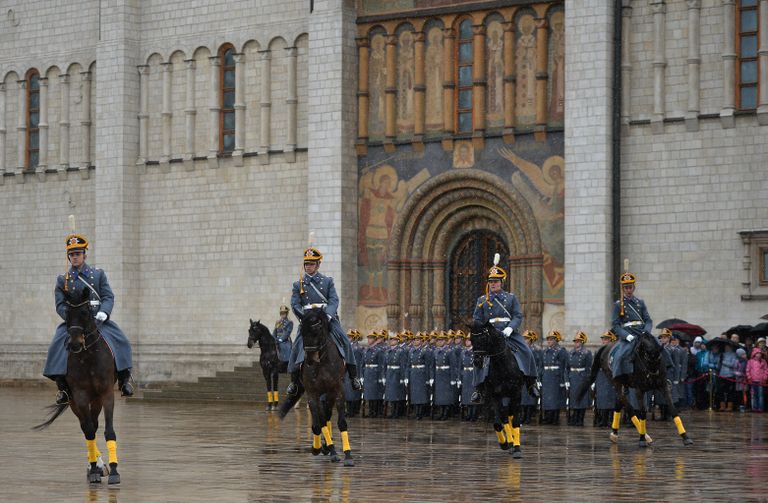 Военнослужащие Президентского полка во время церемонии развода пеших и конных караулов на Соборной площади Московского Кремля Военнослужащие Президентского полка во время церемонии развода пеших и конных караулов на Соборной площади Московского Кремля