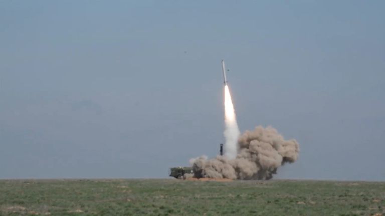 Запуск ракеты комплексом Искандер-М и воронка на месте поражения цели