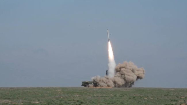 Запуск ракеты комплексом Искандер-М и воронка на месте поражения цели Запуск ракеты комплексом Искандер-М и воронка на месте поражения цели