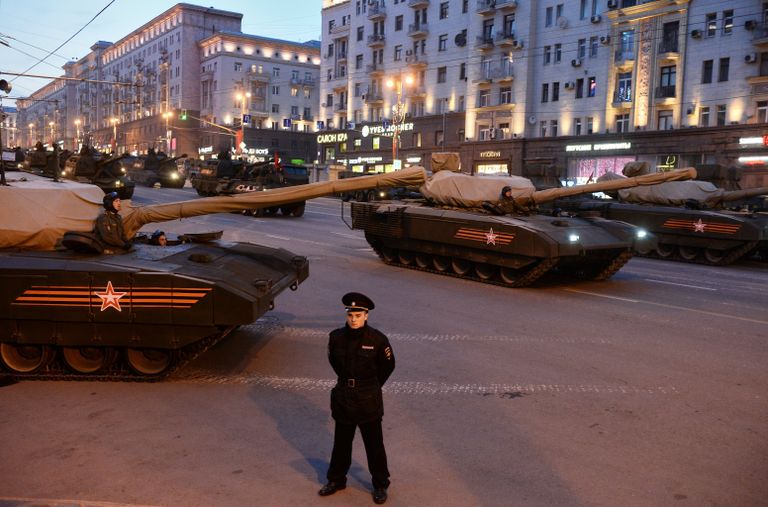 Танк Т-14 на гусеничной платформе Армата на Тверской улице в Москве Танк Т-14 на гусеничной платформе Армата на Тверской улице в Москве