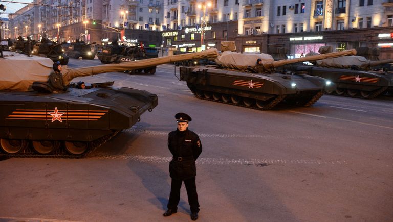 Танк Т-14 на гусеничной платформе Армата на Тверской улице в Москве Танк Т-14 на гусеничной платформе Армата на Тверской улице в Москве